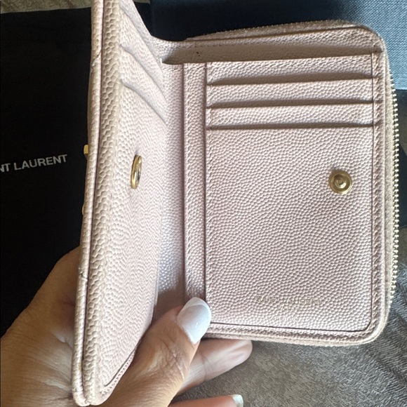 Yves Saint Laurent Zip around Wallet in poudre leather with Gold Logo - Picture 5 of 8
